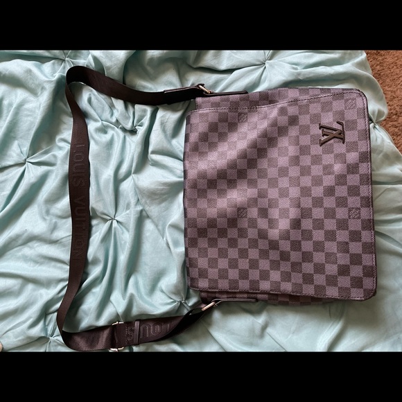 Lv man bag all black - Picture 1 of 2